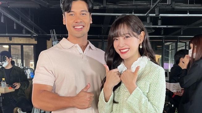 Chicco Jerikho Adu Akting dengan Kim Se Jeong di Film ‘Office Romance Recipe’