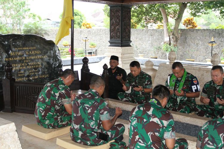 KSAD Dudung Ziarahi Makam Bung Karno dan Berkunjung ke Istana Gebang