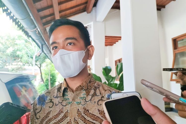 Dituding Beli Ijazah dari Luar Negri, Gibran: Beli di Shopee Free Ongkir