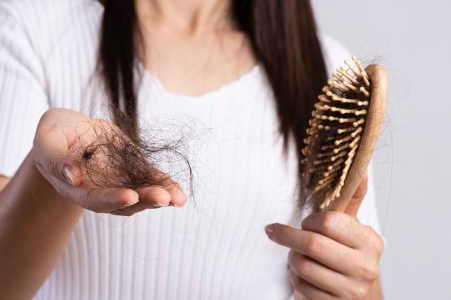 Kenali Penyebab Rambut Rontok Parah pada Wanita