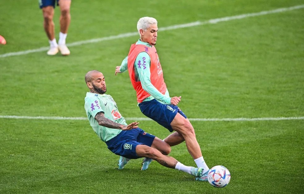 Nyaris Bikin Dua Bintang Brasil Cedera, Aksi Brutal Dani Alves Jadi Sorotan