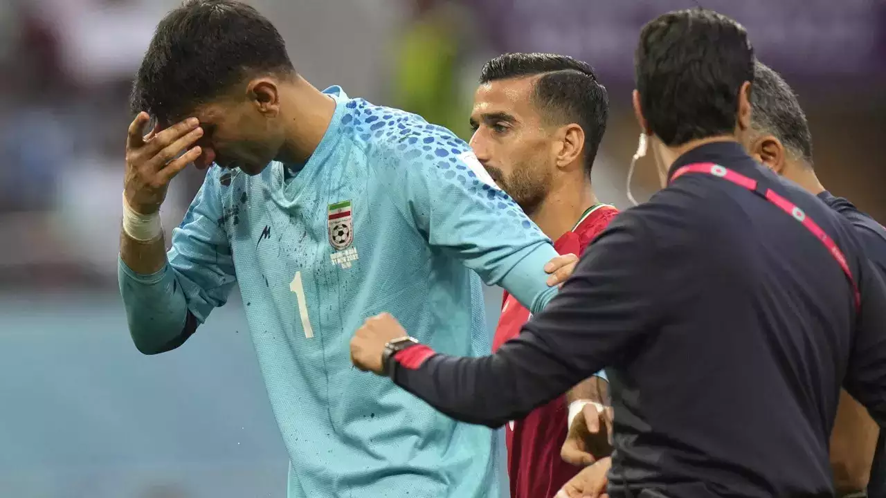 Tabrakan dengan Rekan Sendiri, Kiper Iran Diduga Gegar Otak