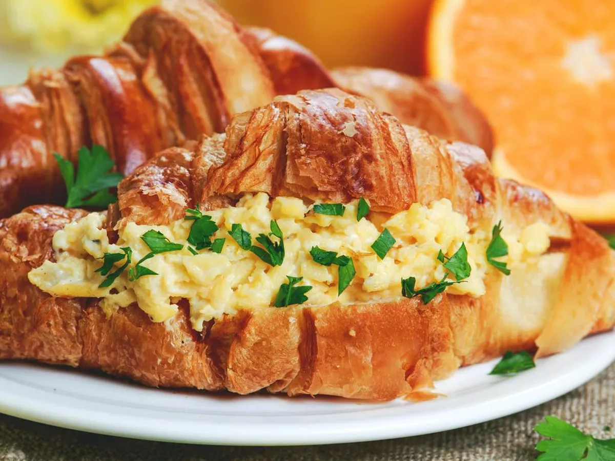 Resep Sandwich Croissant Isi Telur ala Café untuk Sarapan