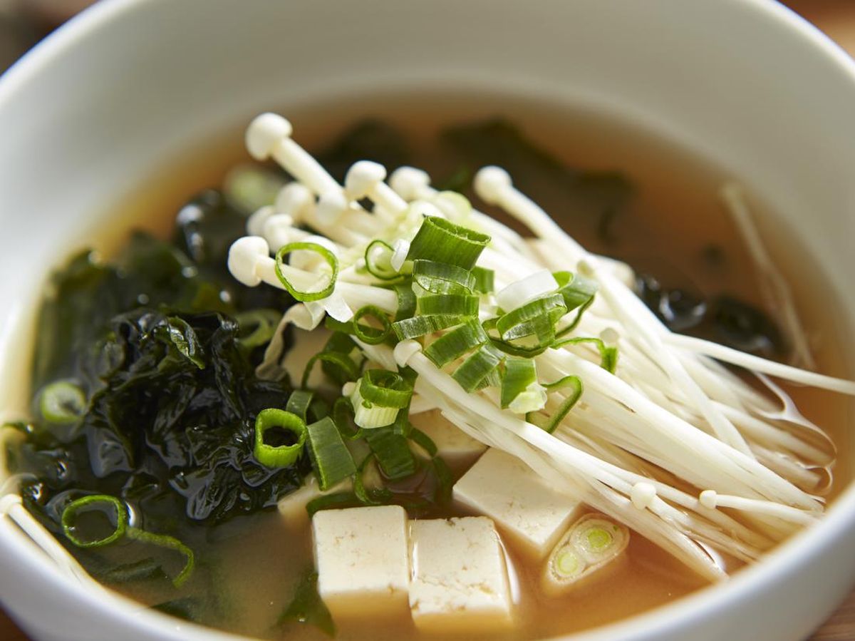 Resep Sup Miso dengan Jamur Enoki untuk Menu Diet