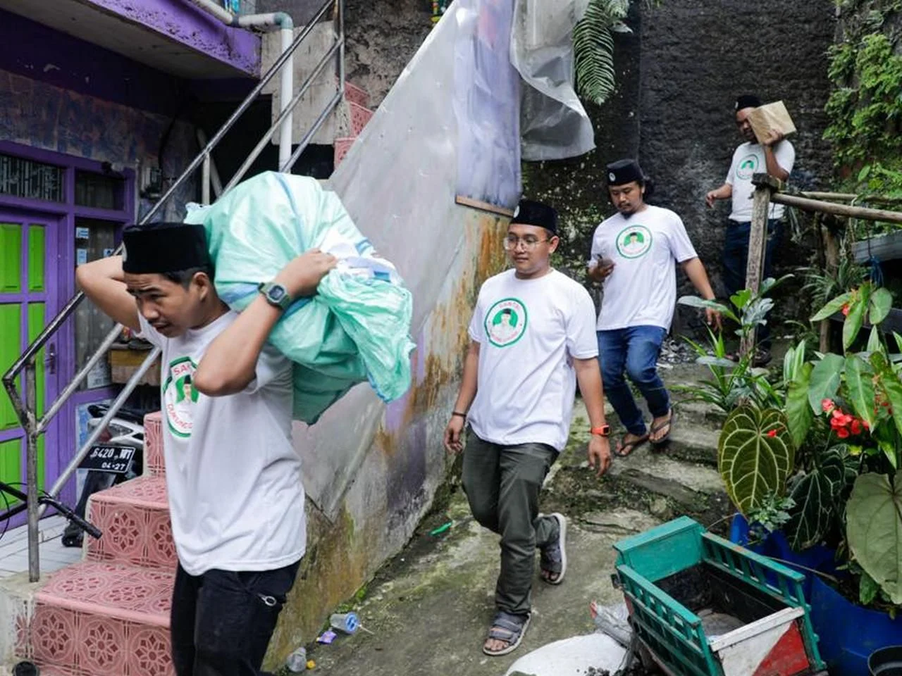 Relawan Ganjar Salurkan Bantuan untuk Renovasi 40 Ponpes Terdampak Gempa Cianjur