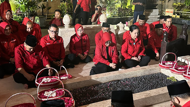 Ribuan 'Pasukan Tempur' Pemilu 2024 dari PDIP Ziarah ke Makam Bung Karno, Ganjar Tak Ikut?