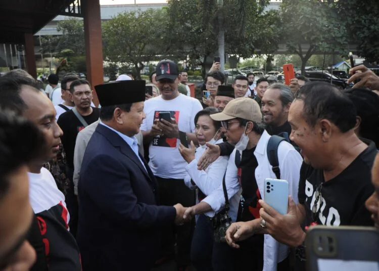Relawan Jokowi-Gibran Sambut Kedatangan Prabowo di Solo