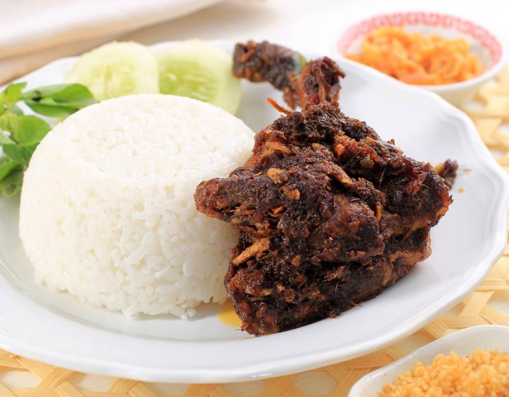 Resep Bebek Madura Bumbu Hitam dengan Serundeng Kelapa