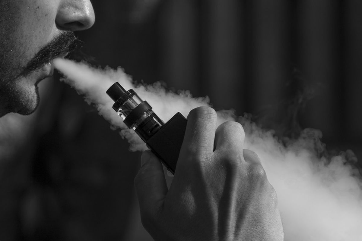 Waspadai Efek Samping Rokok Elektrik ke Perokok Pasif