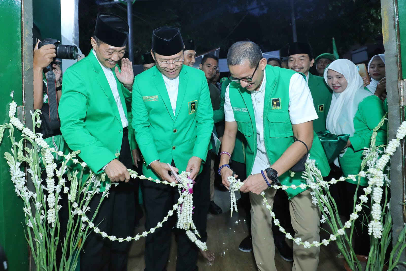 Ketum PPP dan Sandiaga Uno Resmikan Rumah Relawan Jenderal Santri di Surabaya