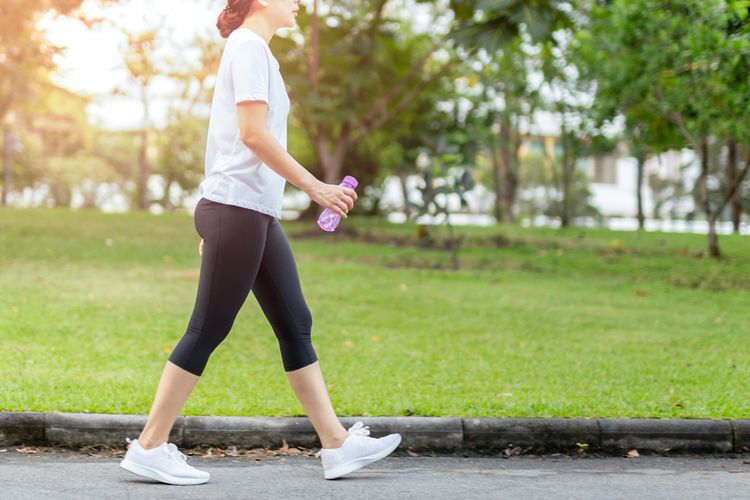 Rutin Jalan Kaki Bisa Kecilkan Perut, Mitos atau Fakta?