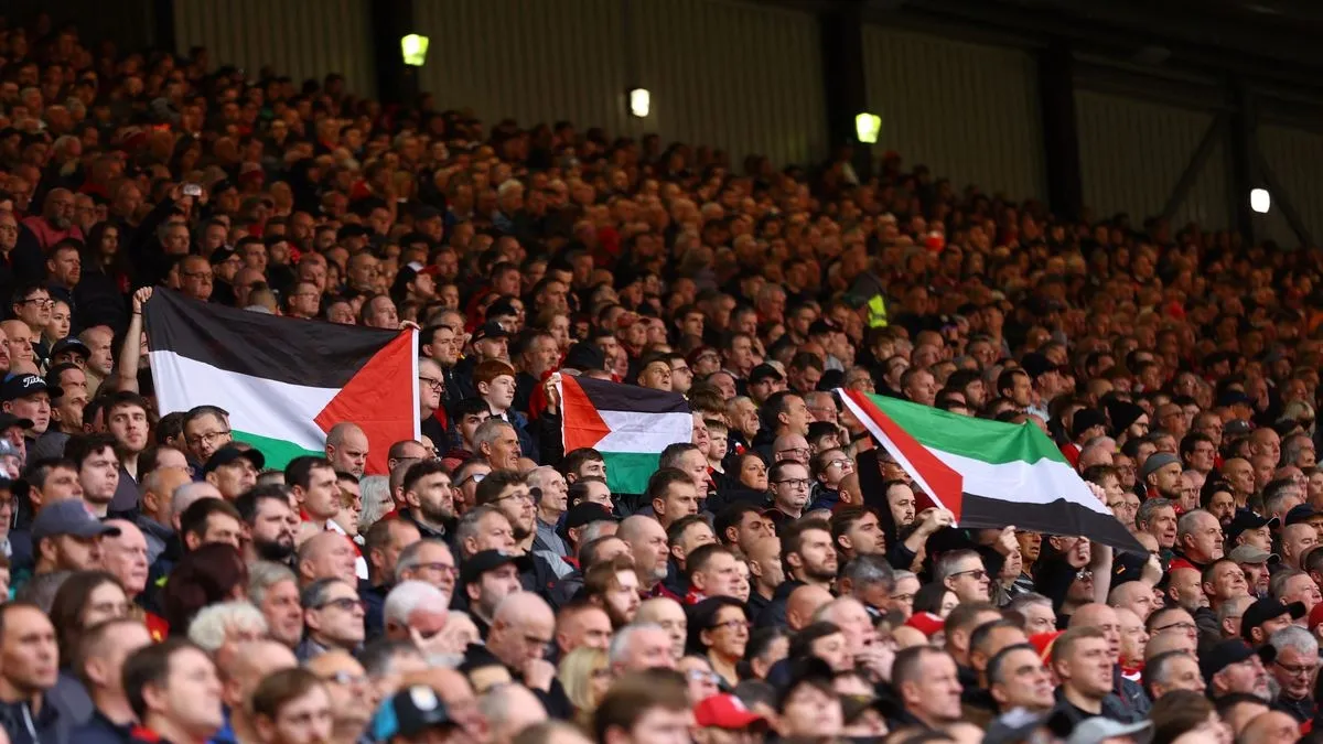 Suporter Liverpool Bentangkan Bendera Palestina di Liga Inggris