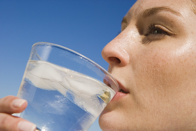 Kenali Manfaat dan Efek Samping Sering Minum Air Es