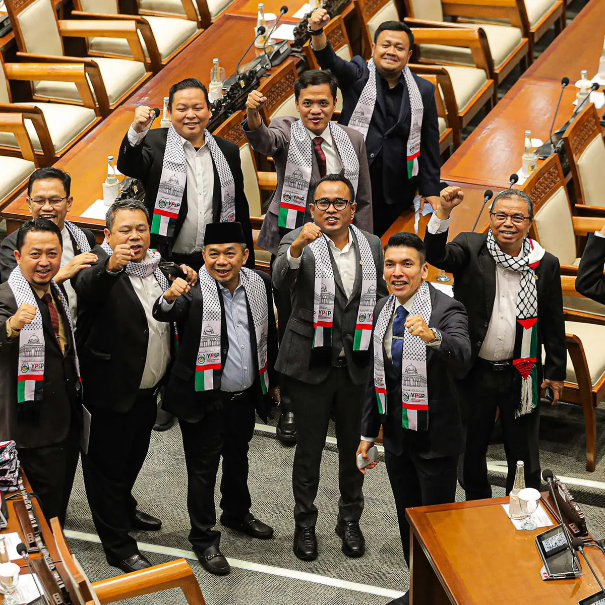 Ikut Dukung Palestina, Anggota DPR Kompak Kenakan Syal Palestina Saat Sidang Paripurna