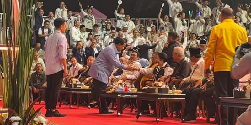 Prabowo-Gibran Cium Tangan Megawati Saat Prosesi Pengambilan Nomor Urut