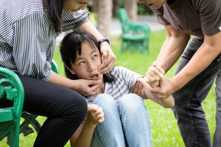 Ketahui Pertolongan Pertama Saat Anak Kejang