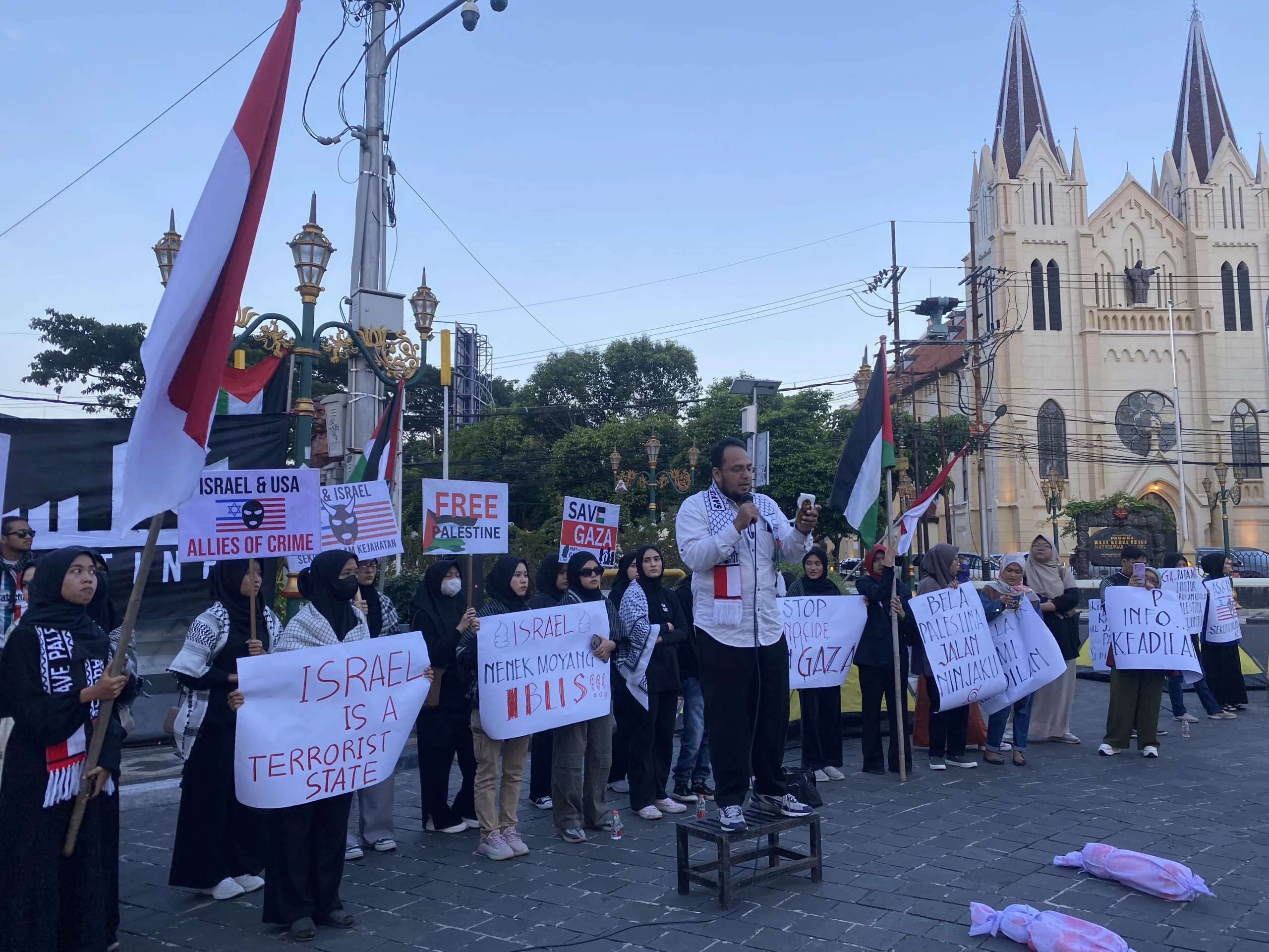 KAMPUZ Gelar Aksi ‘Camp for Palestine’ di Alun-alun Tugu Malang