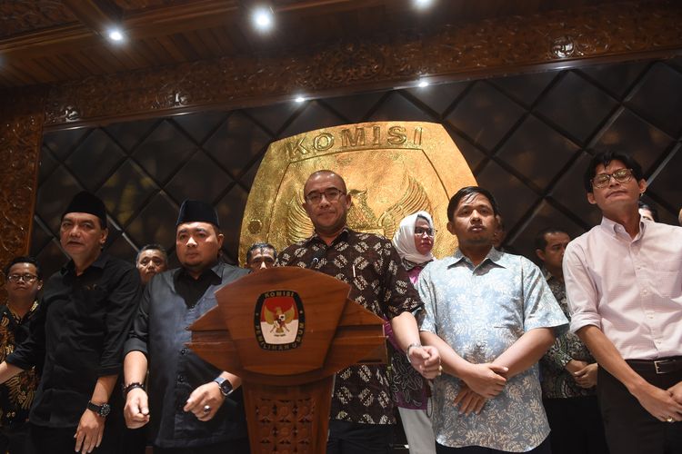 Ini Sederet Komisioner KPU yang Dipecat Tidak Hormat oleh Presiden Jokowi