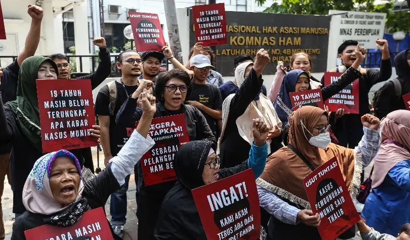 Massa Aksi 20 Tahun Kasus Munir Geruduk dan Segel Kantor Komnas HAM