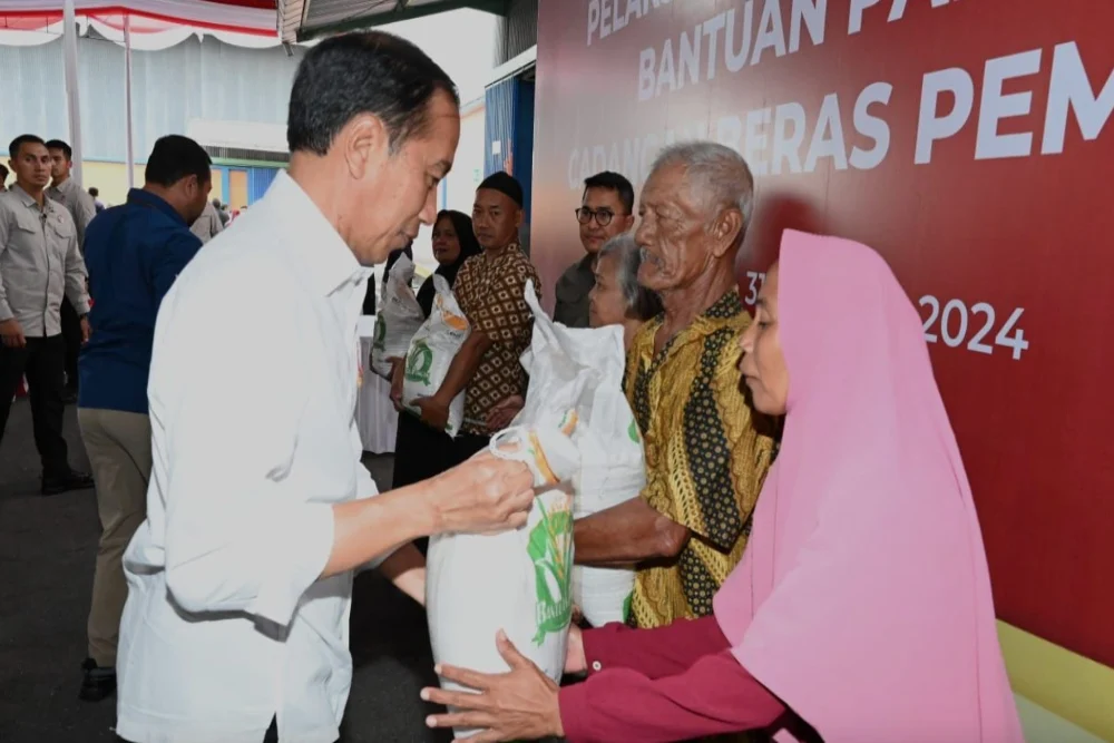 Pengamat Duga Bansos dan Pembangunan Infrastruktur Jadi Faktor Utama Kepuasan Publik atas Jokowi