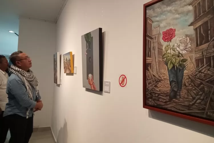 Tinjau Pameran Lukisan, Rektor UII: Bangkitkan Kembali Kesadaran Kolektif atas Perjuangan Palestina