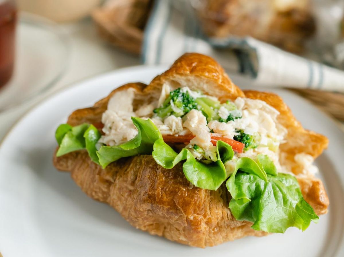 Resep Sandwich Croissant Salad Ayam, Praktis untuk Bekal