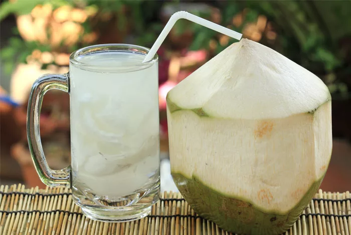 Manfaat Air Kelapa Muda, Jaga Kekuatan Tulang Hingga Turunkan Kadar Gula Darah