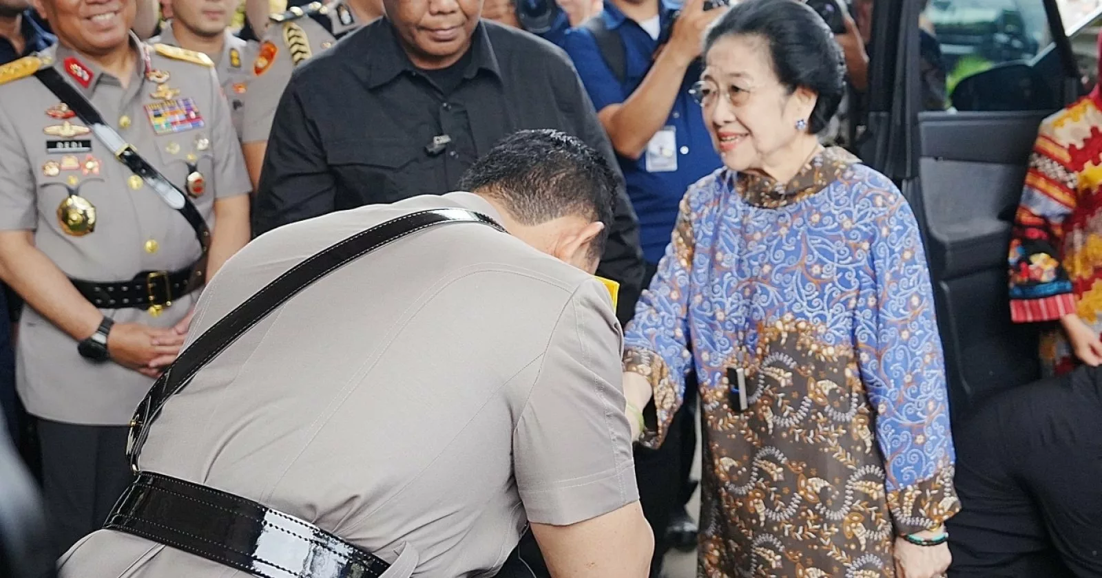 Kapolri Cium Tangan Megawati, GunRom: Wajar ke Ibu Bangsa, Jokowi Dulu Juga Sering