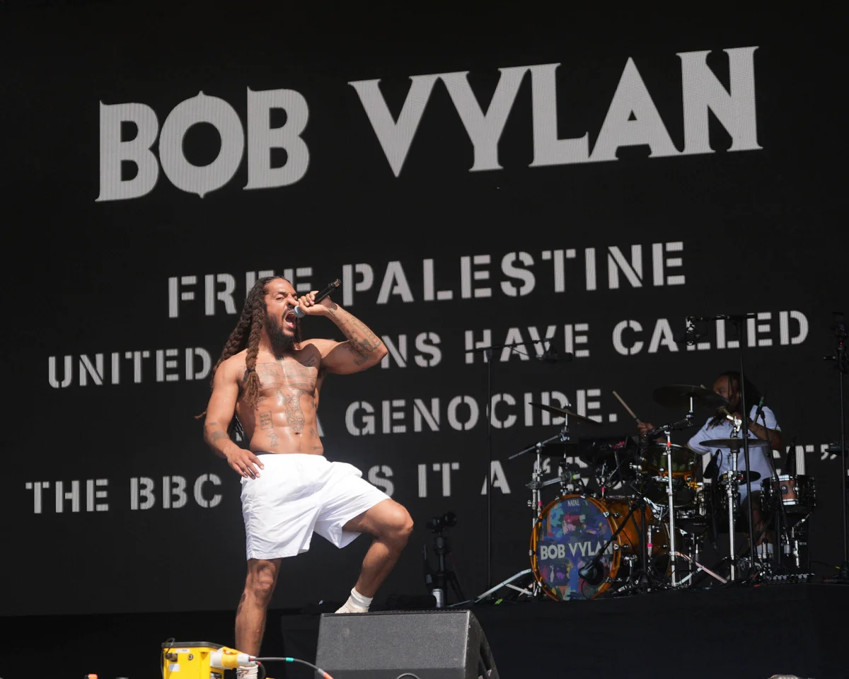 Imbas Kecam Tentara Israel di Panggung Glastonbury, Bob Vylan Dikeluarkan dari Agensi