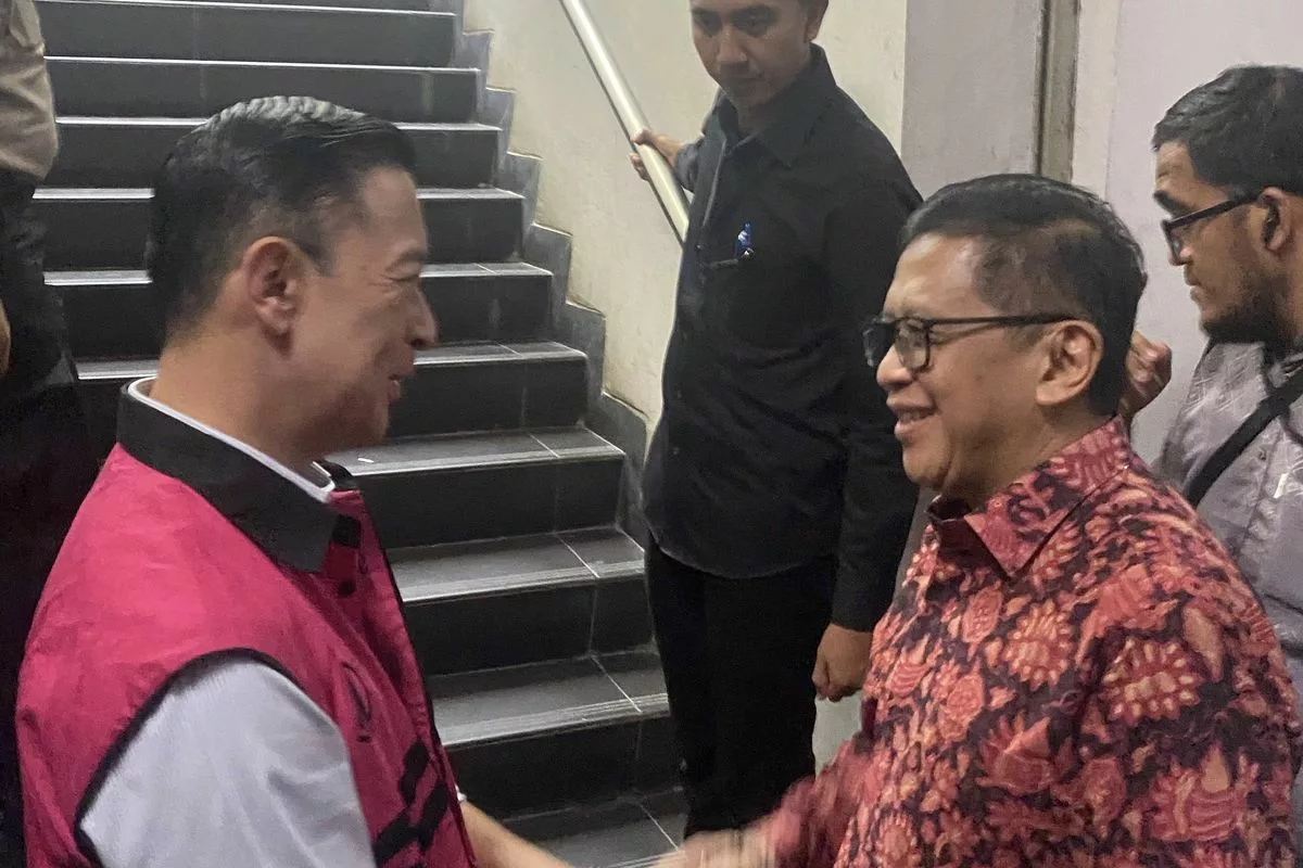 Tom Lembong dan Hasto Sama-sama Dituntut 7 Tahun Bui