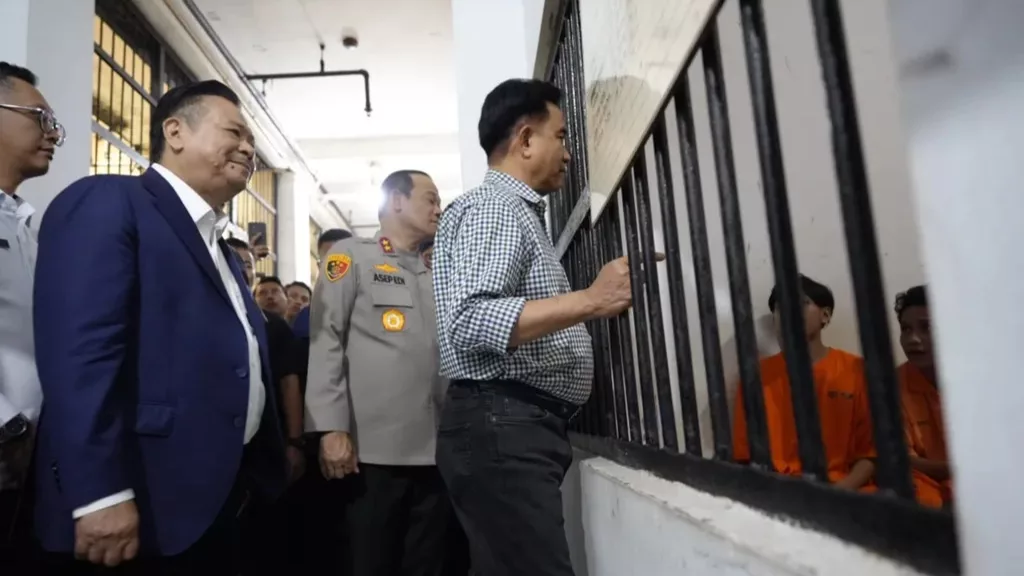 Delpedro Kembali Tulis Surat di Rutan Polda Metro, Tagih Janji Yusril